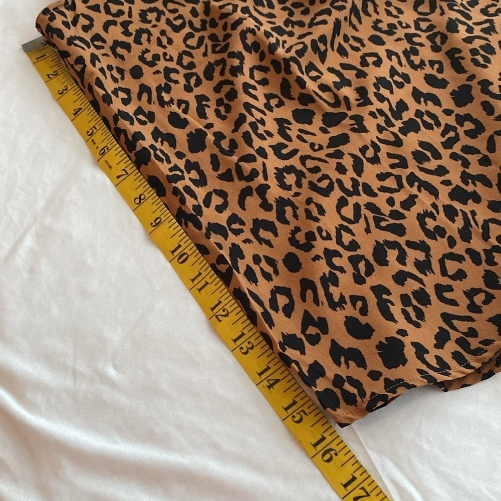 Embroidered and animal print blouse flutter sleeves short V-neckline size large - Picture 2 of 8